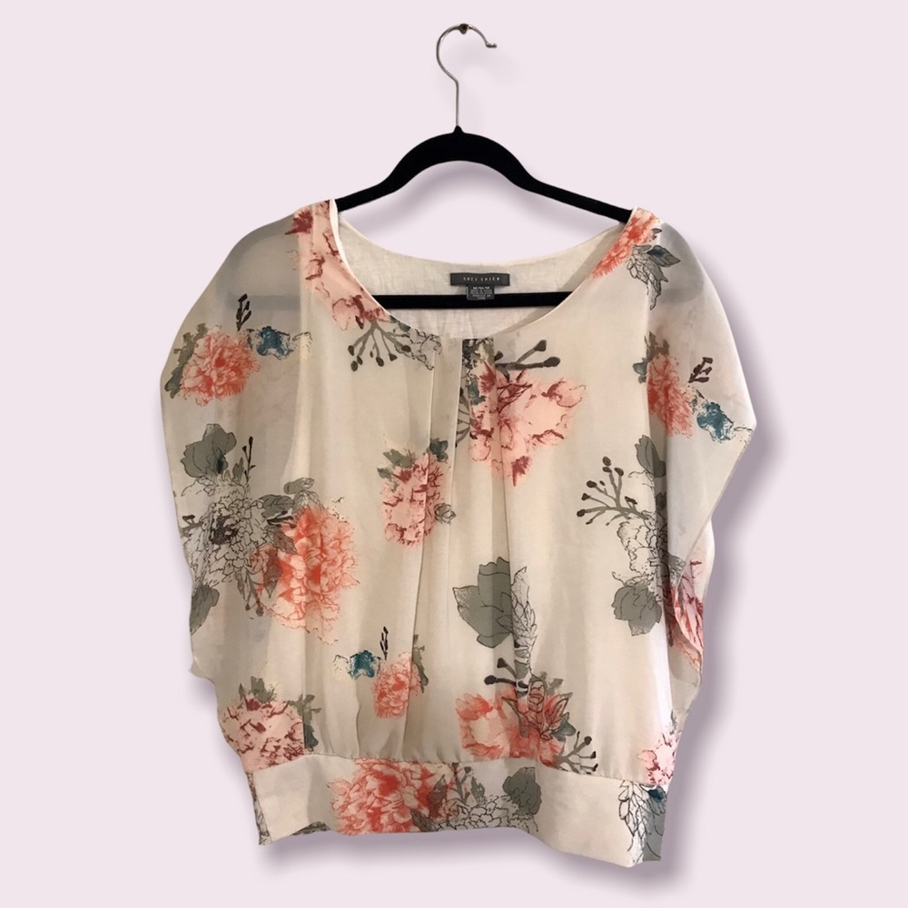🌟SALE 2/$10.00‼️ SUZY SHIER Women’s Floral short sleeve Batwing Blouse size M